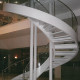 YSOGLASS escalier métallique centre commercial, balancé avec des rampants en verre
