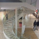 YSOGLASS escalier métallique balancé avec des rampants en verre centre commercial