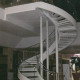 YSOGLASS escalier métallique intérieur balancé avec des rampants en verre