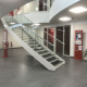 YSOGLASS escalier métallique intérieur balancé avec des rampants en verre, hall d'accueil